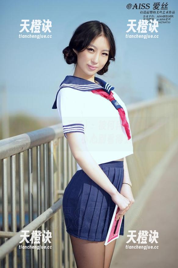AISS爱丝(钻石版) - 被何冉的水晶亮丝视频写真震撼了，小心别看得太入迷哦！
