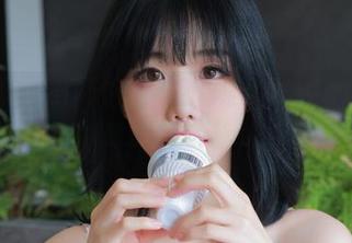 看呀，Addielyn(에디린)的裸足更新，又要让大家流口水了，鹤立鸡群的‘足’够了！