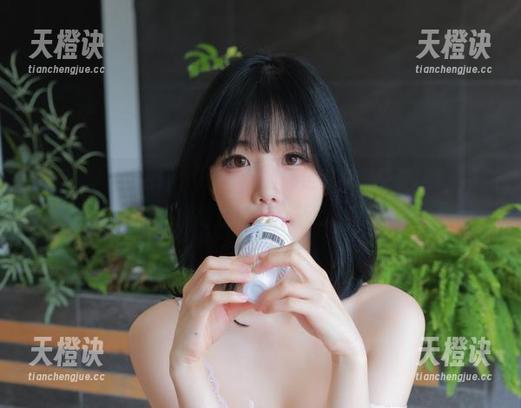 看呀，Addielyn(에디린)的裸足更新，又要让大家流口水了，鹤立鸡群的‘足’够了！