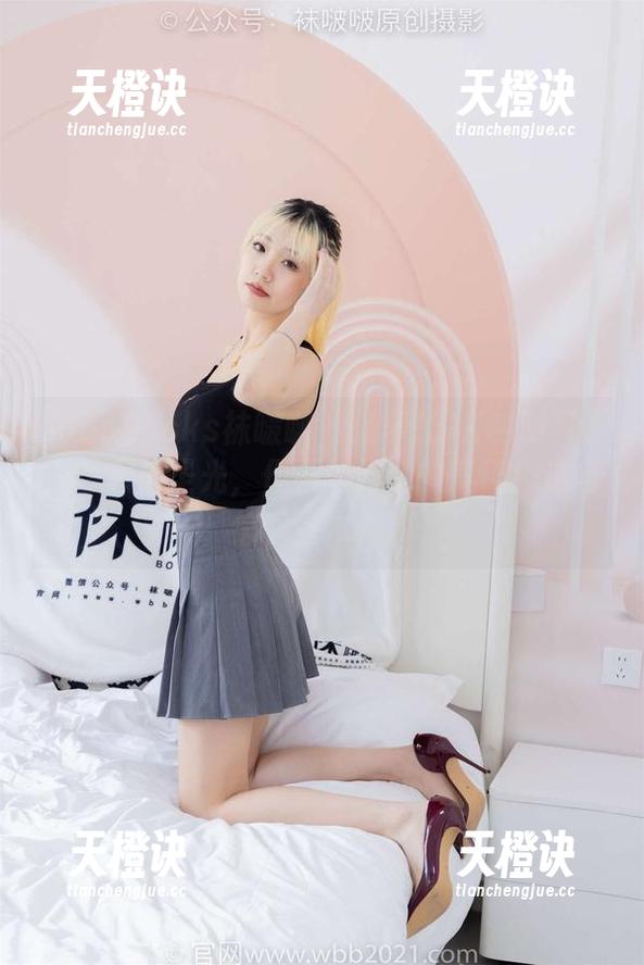 BoBoSocks袜啵啵 - 菠萝的JK制服写真，虽然无圣光，但不妨碍她的气场！这自信就是本钱。