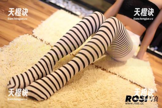 ROSI写真-杨晨晨 ROSI写真 - 杨晨晨的眼镜写真,眉毛也妒忌了,毕竟它的光芒被这幅图片抢去了不少风头哦!