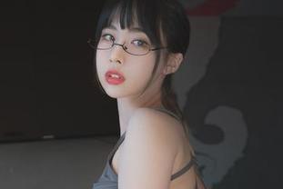 Uhye(이유혜)连体衣壁纸，简单而又让人着迷，怎么会有这种吸引力？