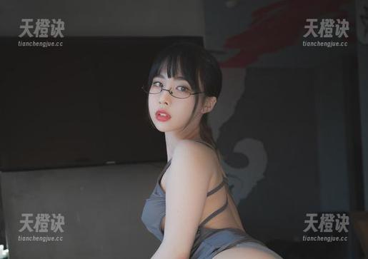 Uhye(이유혜)连体衣壁纸，简单而又让人着迷，怎么会有这种吸引力？