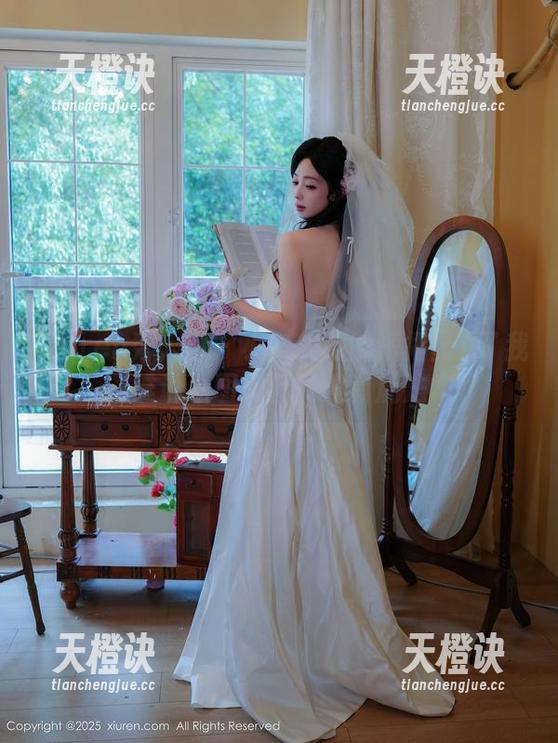 Xiuren秀人网-小兔纯纯 Xiuren秀人网 - 小兔纯纯的短裙显瘆了我—谁说原图和图册没有魔法?