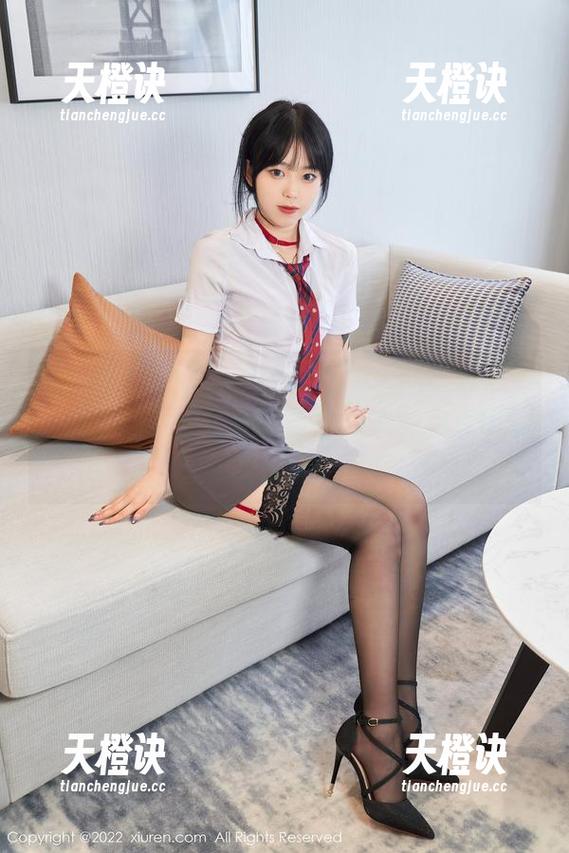 Xiuren秀人网-小狐狸Sica Xiuren秀人网 - 小狐狸Sica的“长腿”,分享一下这条腿的野生状态,有点像仙女归来!