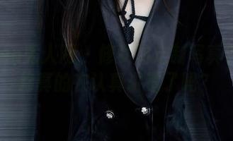 Xiuren秀人网 – 修女的定制写真？小绵绵真的在认真讲道了吗？