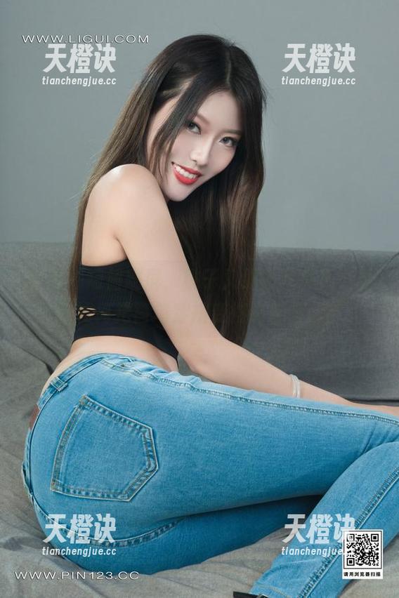丽柜 - 短裙刷屏，桃子又更新写真集！看她如何把简单穿搭变得高冒风险。