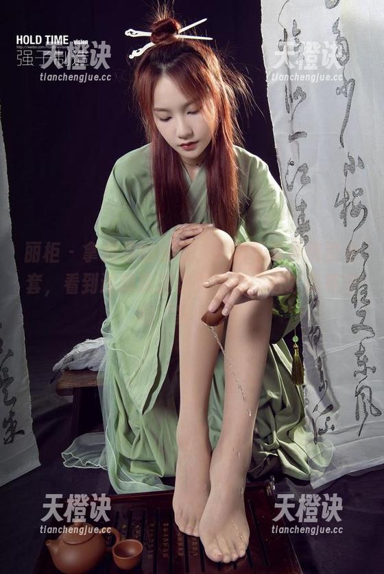 丽柜 - 拿起你的鼠标，一键下载钟情的全套，看到迷晴莲佣你会觉得：这才是真正的“紧贴”！