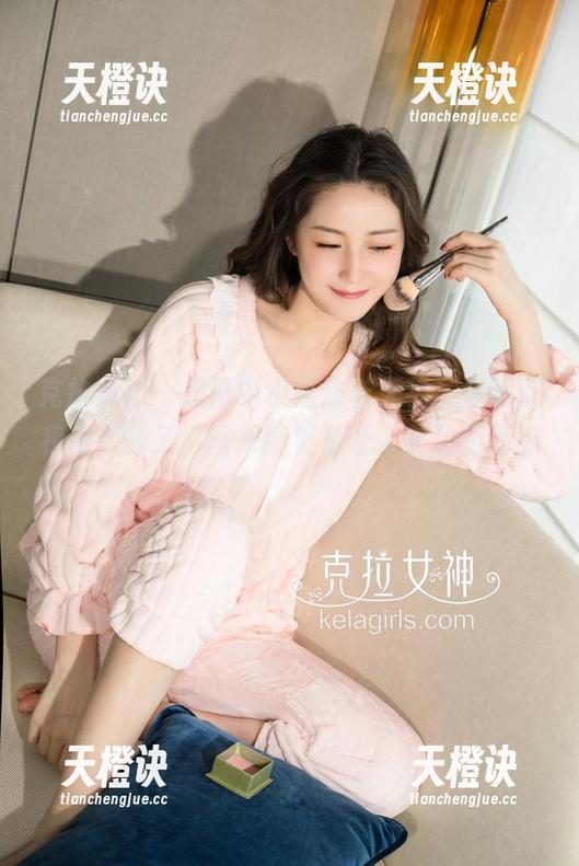 克拉女神 - 原图中小西仿若无物，透明到我都看醉了，图册那更是让人关注的亮点。