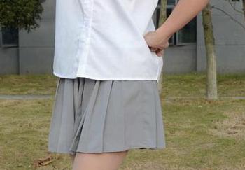 初夏女神 – 短裙写真集：依依分享与静电的较量！