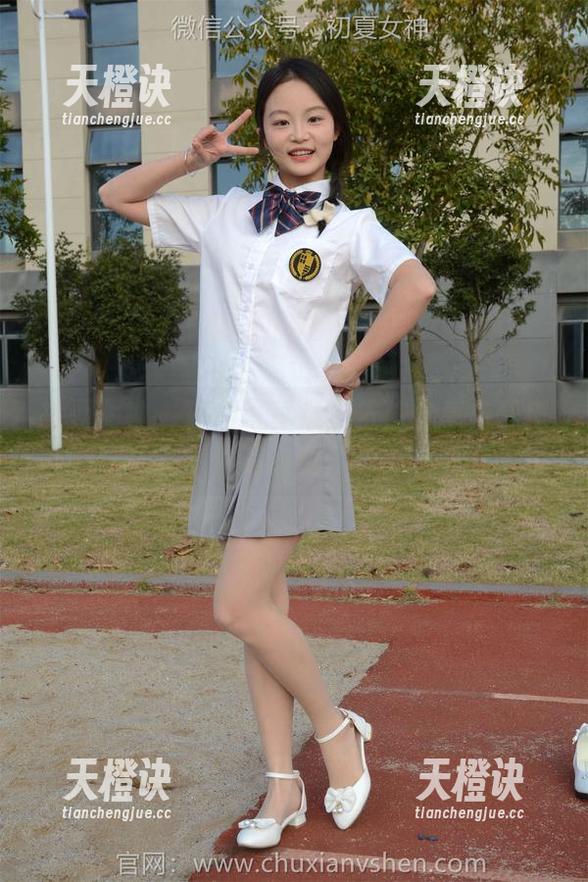 初夏女神-依依 初夏女神 - 短裙写真集:依依分享与静电的较量!