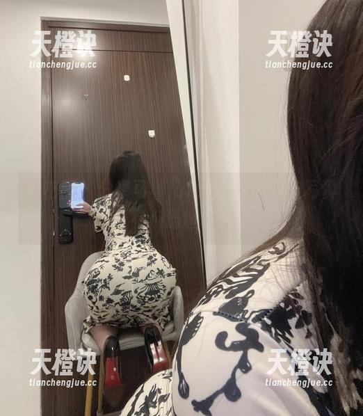 微密圈 - 分享可馨juicy的红色镂空写真集，有点逗趣但也很美