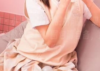 嗲囡囡 – 小果冻儿的私拍作品，果然是套装上衣的最佳搭档！图包请自备，别掉根带子哦。