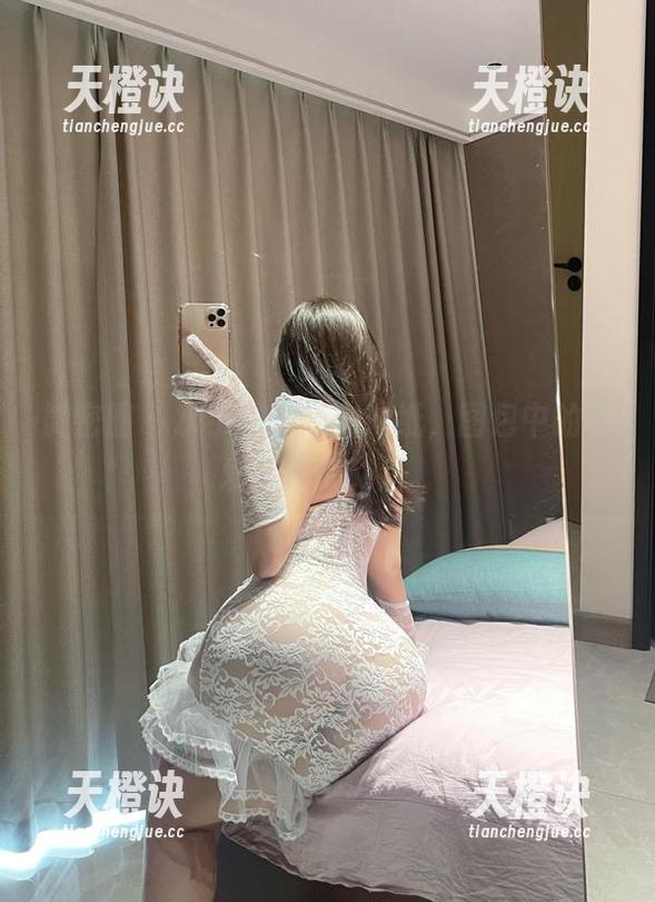 奶宝妹纸 微密圈 - 水手服的奶宝妹纸,图包中的可爱与无奈交错。