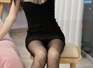 微密圈 – 小萌子穿上比基尼，资源包里藏着什么好玩意儿？