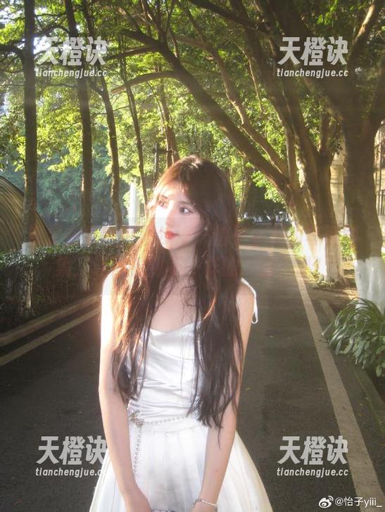 怡子yiii 裸足在自由中漫步——怡子yiii的写真图集,让你看到不一样的“脚”趴!