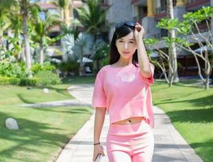 推女郎 – 王馨瑶的校园私拍：你没见过的校服风格，真奇葩