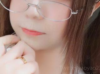 不只是一位女仆，这还是“摇摇乐yoyo”的最新作品集，来点不一样的体验。