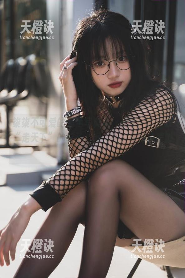 柒柒不可爱 柒柒不可爱的美足写真集,分享一下这双“走天下”的鞋子,呃,不,是她的美脚!