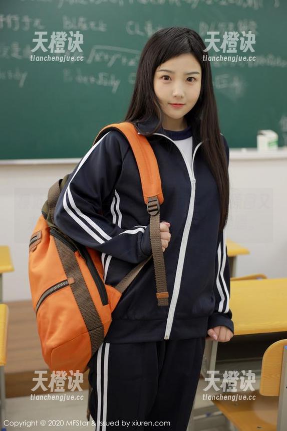 模范学院 - 蒋小静Jessica的在线原图又来了，美足时刻，有点犯规吧，嘿嘿。