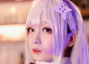 满屏樱井小莜，短裙更新中！原图让人忍不住想捡起它来发呆，一同嗨的姿态真不错！