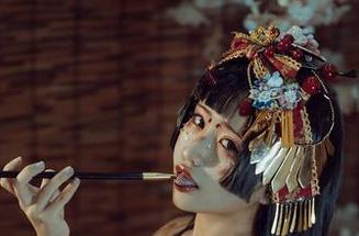 在线镂空的细节，芊川一笑MNK真会让人走神呢。