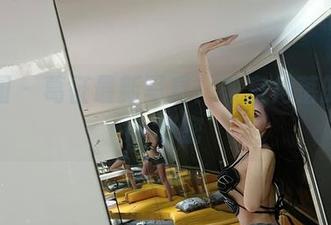 微密圈 – 葛征最新写真：教室角落的甜蜜小秘密