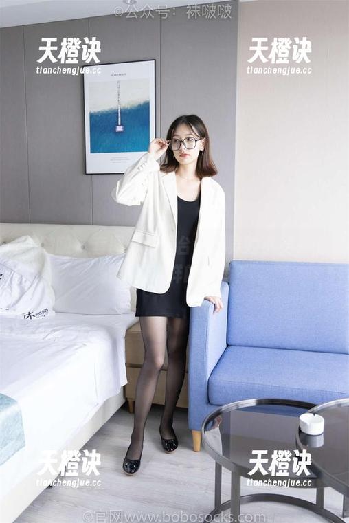 袜啵啵 - 套图：从天台看世界的小安，谁能拒绝这样的视角？