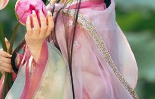 雯妹不讲道理变身女王，皮裙写真放出，下载还是不下载呢？