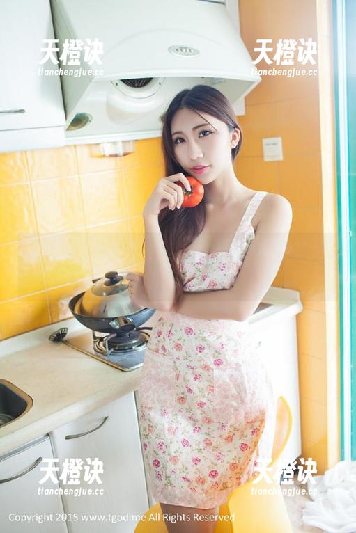 青豆客 - 说不定呀，温心怡的这个定制夏日作品正是在努力喂我糖衣灰尘。