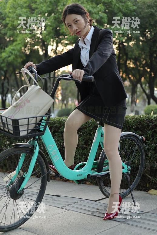 魔镜街拍 - 楼楼和她的定制白色连衣裙：如果这不是灵魂的作品，那我就是在做梦