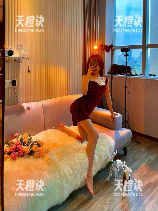 微密圈 - 看！黎允熙baby红色系列私拍，套图中的她是不是有点太会穿了，心里先发出警告！